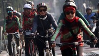 Selain itu, puluhan peserta yang berasal dari perwakilan 40 komunitas sepeda di Kota Bandung juga ikut bersepeda.
