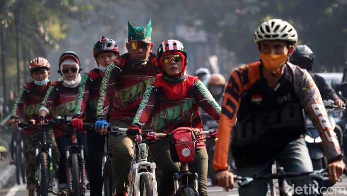 Peringati World Bycicle Day 2021, Wakil Wali Kota Bandung Yana Mulyana gowes dari rumah dinas ke Balai Kota Bandung. Orang nomor dua di Kota Bandung ini gowes dari rumah dinas yang yang berada di Jalan Nyland menuju Balai Kota Bandung yang ada di Jalan Merdeka sekitar 5 KM.