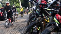 Yana Mulyana gowes dari rumah dinas yang berada di Jalan Nyland menuju Balai Kota Bandung, Jalan Merdeka.