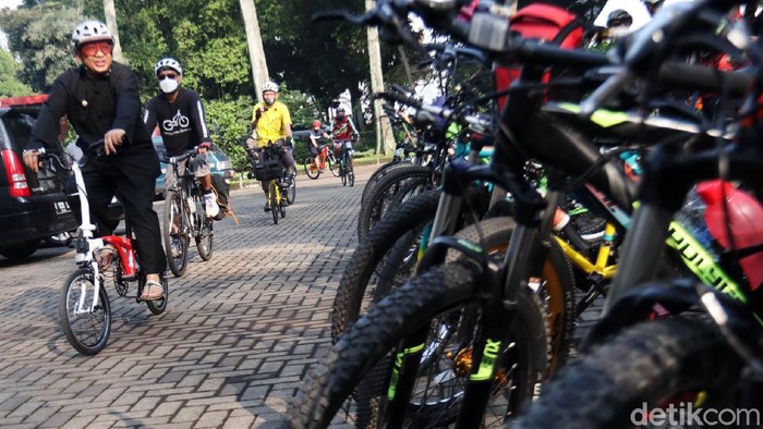 Hari Sepeda Sedunia, Wawali Bandung Gowes ke Balai Kota Peringati World Bycicle Day 2021, Wakil Wali Kota Bandung Yana Mulyana gowes dari rumah dinas ke Balai Kota Bandung. Orang nomor dua di Kota Bandung ini gowes dari rumah dinas yang yang berada di Jalan Nyland menuju Balai Kota Bandung yang ada di Jalan Merdeka sekitar 5 KM.