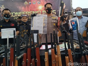 Polisi Gerebek Home Industry Senpi Ilegal di Blitar, Produksinya Kaliber Besar