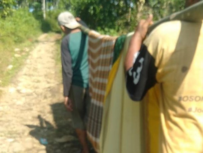 Ibu melahirkan ditandu sejauh 3 kilometer saat pulang ke rumah karena jalan rusak