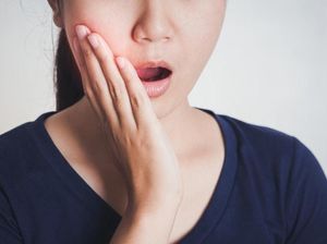 Kenapa Makanan Manis Bikin Gigi Bolong? Begini Penjelasan Dokter