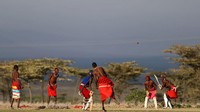 Prajurit Kriket Maasai menggunakan kecintaan mereka pada permainan kriket untuk menyampaikan pesan dan kesadaran terhadap ketidakadilan sosial di komunitas mereka. Getty Images/Francois Nel  
