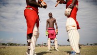 Aksi mereka saat bermain kriket pun sangat menarik. Berbeda dengan atlet di dunia lainnya yang mengenakan seragam, mereka mengenakan gaun labuh merah garang dengan rantai manik berjurai melilit leher tanpa berbaju. Getty Images/Francois Nel  