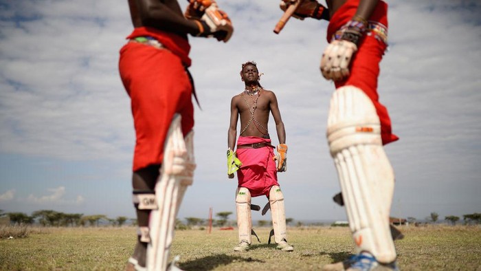 Ini Dia Suku Massai yang Ahli Berburu Singa LONDON, ENGLAND - SEPTEMBER 04: The Maasai Warriors Cricket Team in action during a charity match at the Last Man Standing Finals at Lords on September 4, 2013 in London, England. (Photo by ChristoSuku Maasai di Tanzania, Afrika terkenal sebagai suku yang terkuat. Mereka ahli berburu, bahkan buruannya bukan main-main... singa!pher Lee/Getty Images)
