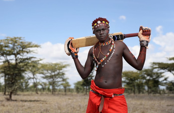 Suku Maasai di Tanzania, Afrika terkenal sebagai suku yang terkuat. Mereka ahli berburu, bahkan buruannya bukan main-main... singa!