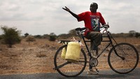 Pemerintah Tanzania mengambil langkah lain, yakni membangun area-area konservasi untuk menyelamatkan singa. Soal berburu singa sendiri, karena jumlahnya yang sudah sedikit di alam liar, Suku Maasai tidak bisa berbuat apa-apa lagi sehingga tidak lalu memburunya. Getty Images/Spencer Platt  