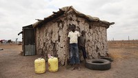 Walau begitu, prakter berburu singa masih dilakukan oleh beberapa orang-orang Suku Maasai, khususnya yang tinggal di jauh di wilayah pedalaman. Meski, Maasai Association sendiri dan asosiasi-asosiasi konservasi satwa di dunia tidak mendukung tradisi berburu singa ini. Getty Images/Spencer Platt  