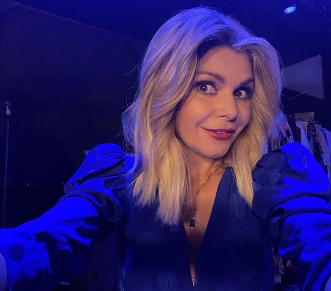 Sudah 25 tahun berlalu sejak dia memerankan Soraya Montenegro. Perubahan wajah serta penampilannya pun bikin pangling. Foto: Instagram