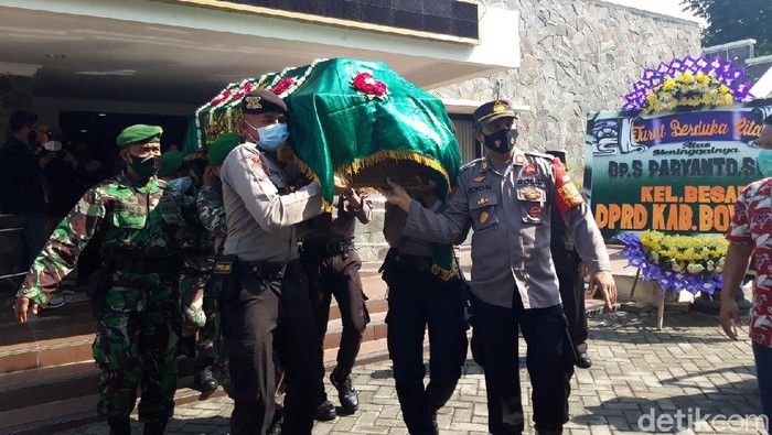 Jenazah Ketua DPRD Boyolali, Slamet Paryanto, diberangkatkan ke pemakaman, Kamis (3/6/2021).
