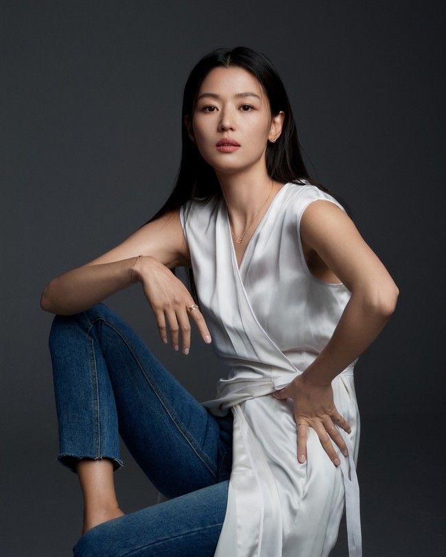 Jun Ji Hyun banyak menginvestasikan uangnya ke bisnis properti. Salah satu aktris Korea Selatan dengan bayaran termahal ini diketahui memiliki beberapa gedung yang tersebar di kawasan Yongsan, Gangnam dan Gangseo. Terbaru, dia membeli sebuah mall di Deungchon-dong, Gangseo, seharga Rp 597 miliar. Foto: dok. Stonehenge