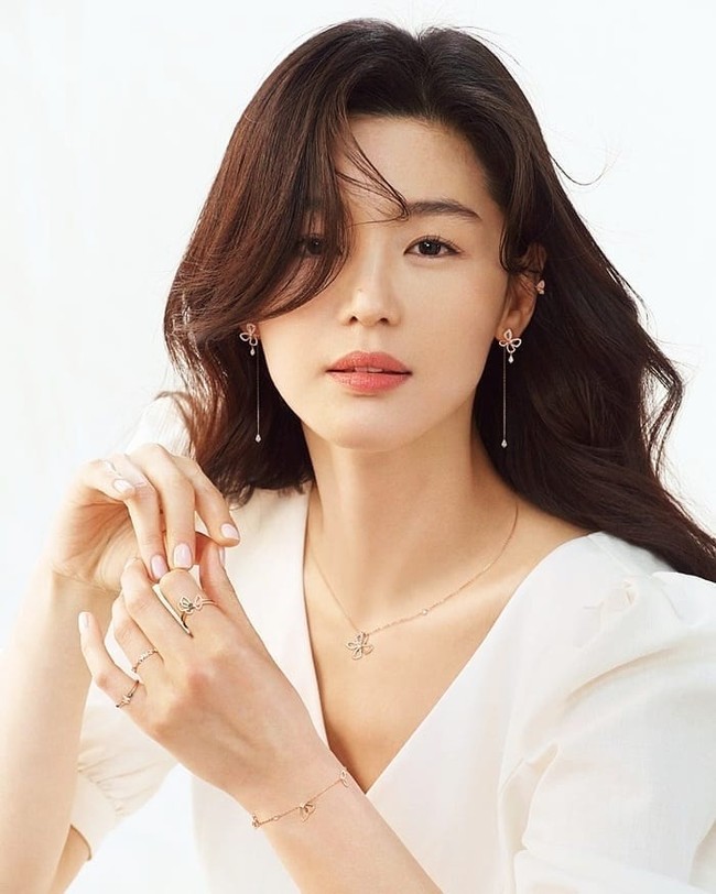 Jun Ji Hyun dikenal sebagai aktris Korea termahal dengan bayaran Rp 2,3 miliaran per episode. Dia menikahi Choi Joon Hyuk, eks direktur Bank of America yang mengambil alih Alpha, perusahaan investasi ayahnya sebagai CEO. Foto: SNS Jun Ji Hyun