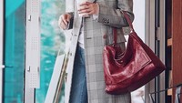Aktris cantik ini terlihat hobi minum kopi. Di setiap kesempatan, Jun Ji Hyun tampak menikmati secangkir kopi hangat. Foto: SNS Jun Ji Hyun