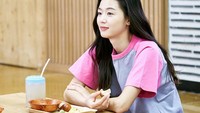 Dalam drama yang ia bintangi, Jun Ji Hyun sering memiliki adegan makan. Seperti momennya di sauna yang sedang menyantap telur rebus dan shikhye. Foto: SNS Jun Ji Hyun