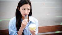 Adegan makan lain yang ia tunjukkan dalam sebuah drama adalah makan es krim. Jun Ji Hyun tampak menikmati satu cup es krim rasa vanila itu. Foto: SNS Jun Ji Hyun