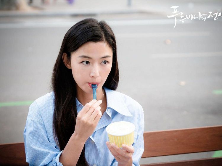 Cantiknya Jun Ji Hyun, Aktris Korea yang Hobi Minum Kopi