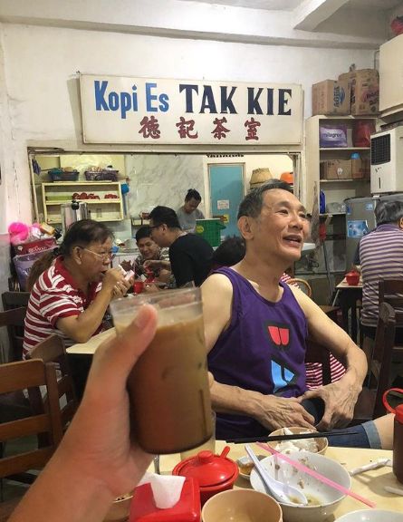 Salut! Bos Jalan Tol Jusuf Hamka Tak Gengsi Makan Bubur dan Soto Pinggir Jalan