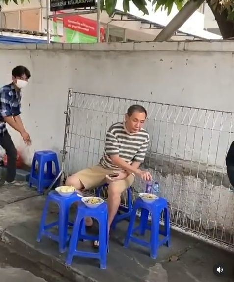 Salut! Bos Jalan Tol Jusuf Hamka Tak Gengsi Makan Bubur dan Soto Pinggir Jalan