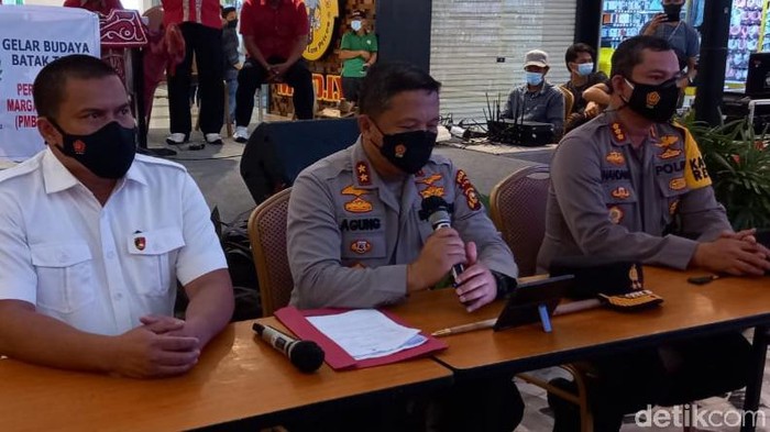 Kapolda Riau, Irjen Agung Setya, saat mengungkap kasus pemalsuan surat tes antigen COVID-19 di Bandara Sultan Syarif Kasim (SSK) II Pekanbaru (Raja Adil/detikcom)