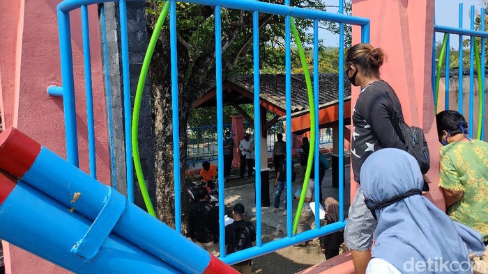 Keluarga korban Takdir Sunariati turut saksikan rekonstruksi pembunuhan keji dari balik pagar Dermaga Kulon Progo, Kamis (3/6/2021).