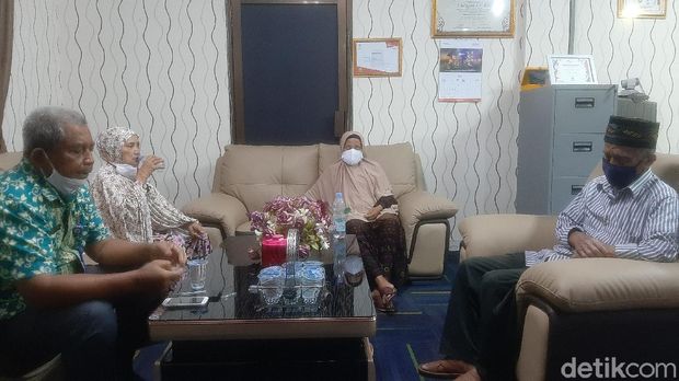 Kepala UPT Panti Jompo Khusnul Khotimah, Hermon Zuhedi (baju batik hijau) (Raja Adil/detikcom)