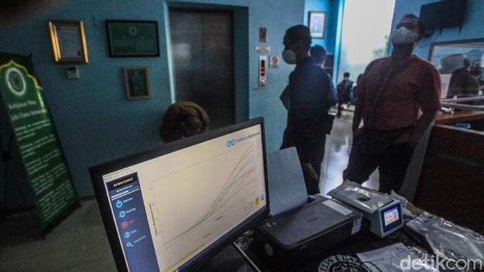 Demi menekan angka penyebaran COVID-19 sejumlah perkantoran kini wajib melakukan tes Corona.