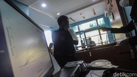 Para tamu melakukan tes GeNose C-19 di Kantor Pusat MUI, Jl Proklamasi, Jakarta, Kamis (3/6/2021).