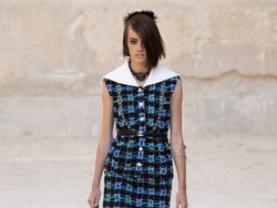10 Koleksi Busana Chanel Resort 2022 yang Menampilkan Gaya Punk
