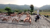 Ada hiburan live music juga. Sembari menyantap hidangan, pengunjung bisa menyaksikan hamparan sawah dengan latar belakang Perbukitan Menoreh yang membentang di sisi barat dan utara kedai. (Jalu Rahman Dewantara/detikTravel)