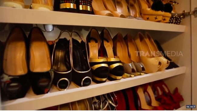 Koleksi sepatunya pun tak kalah banyak. Hampir semuanya didominasi sepatu model pump heels bergaya peep-toe. (Foto: YouTube/Trans7 Official)