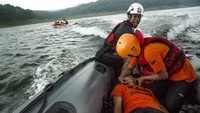 Sebanyak 50 orang peserta dari berbagai komunitas, organisasi hingga karang taruna yang ada di Jakarta, Bekasi, Karawang, Purwakarta hingga Cimahi difasilitasi dan diedukasi dalam pelatihan dan pembekalan Tanggap Bencana di kawasan Perairan.   