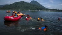 Tiga instruktur kebencanaan kawasan perairan diturunkan yakni Yos Djolong, AR Latue dan Rasmono. Ketiganya juga merupakan pegajar dan personel di Pusdikpassus Batujajar, Kabupaten Bandung Barat, Jawa Barat.   