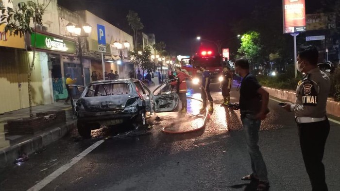 Mobil Sedan Ludes Terbakar Di Nganjuk, 4 Orang Sekeluarga Selamat