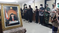Di tempat tersebut dilakukan penghormatan terakhir yang dipimpin Wakil Ketua DPRD Boyolali, Fuadi. Juga dilakukan doa bersama dipimpin salah seorang anggota Dewan. Hadir pula Bupati Boyolali, M Said Hidayat dan Wakil Bupati, Wahyu Irawan. Nampak hadir Dandim 0724/Boyolali, Letkol (Inf) Aris Prasetyo, Kapolres Boyolali, AKBP Morry Ermong, para anggota DPRD Boyolali, pejabat Pemkab Boyolali dan para pelayat.