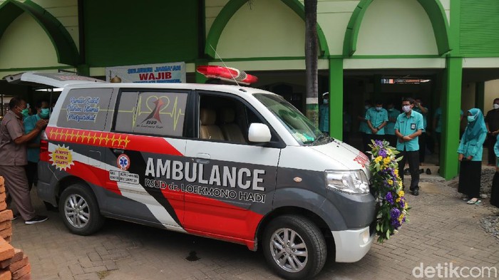 Nakes korban Corona dimasukkan ambulans di Kudus