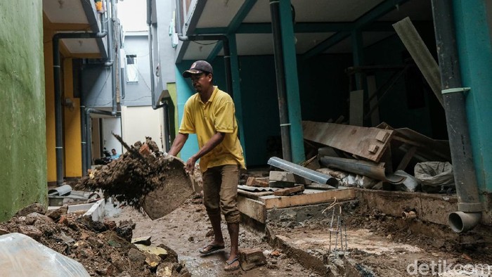 Nyaris Rampung, Rumah Panggung Kampung Melayu Mulai Dihuni Pembangunan rumah panggung di Kampung Melayu untuk mengantisipasi banjir hampir selesai. Warga mulai menghuni rumah tersebut.