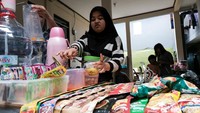 Walau belum 100 persen rampung, warga mulai menghuni rumah panggung karena ingin kembali mencari penghasilan dengan berdagang.