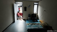 Meski rumah direnovasi ala panggung, warga berharap tidak terjadi banjir besar di lokasi.
