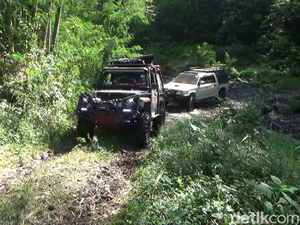 Serunya Puluhan Mobil Offroad Jelajahi Lereng Gunung Semeru