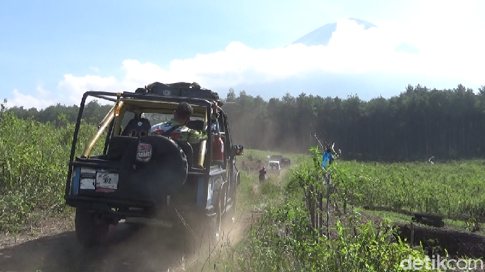 Offroad di Lereng Gunung Semeru Offroad di Lereng Gunung Semeru