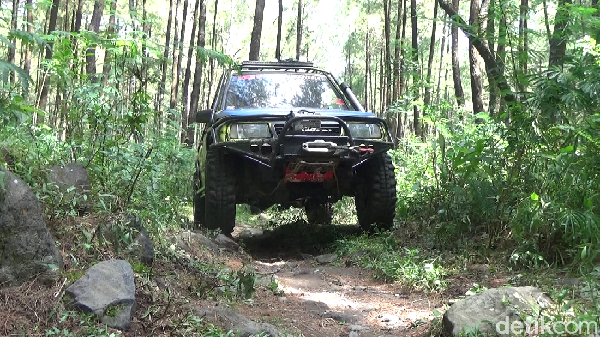 Ada juga medan terjal berbatu, tanjakan curam dan menantang. Medan yang sulit ternyata tak membuat nyali para offroader ciut, malah merasa tertantang. Ada juga medan terjal berbatu, tanjakan curam dan menantang. Medan yang sulit ternyata tak membuat nyali para offroader ciut, malah merasa tertantang.
