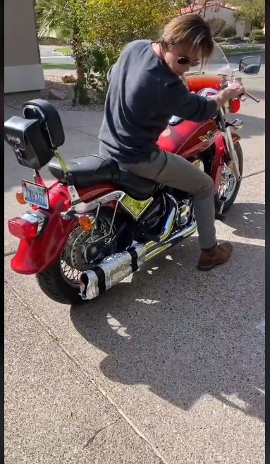 Nyleneh! Bule Ini Panggang Daging di Knalpot Motor