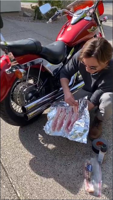 Nyleneh! Bule Ini Panggang Daging di Knalpot Motor