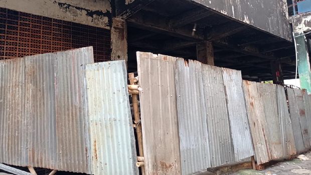 Pasar Minggu yang dulu terbakar kini mulai ditutup seng.