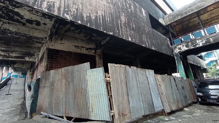 Pasar Minggu yang dulu terbakar kini mulai ditutup seng.