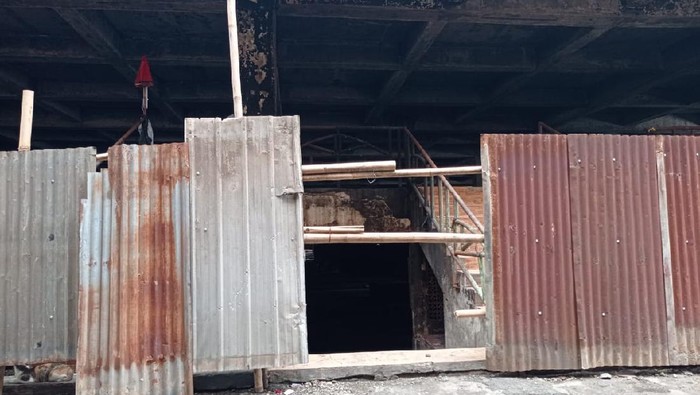 Pasar Minggu yang dulu terbakar kini mulai ditutup seng.
