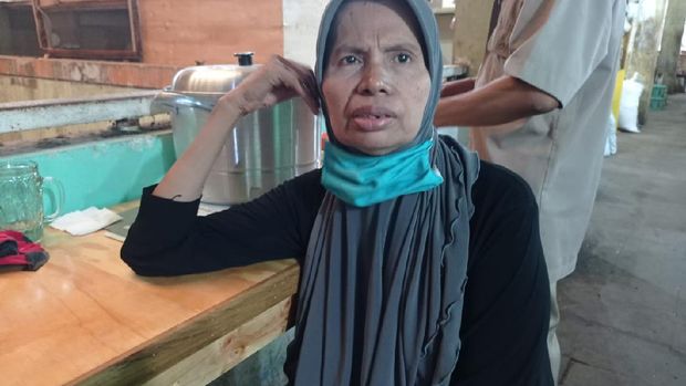 Pedagang Pasar Minggu, Azizah.