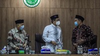Sementara Ketua MUI Bidang Pendidikan DMI KH Abdul Jaidi (kiri), mengatakan pihaknya akan mencarikan solusi terbaik terkait permasalahan tersebut. Dalam mencari solusi, pihaknya akan memperhatikan kaitannya dengan kebijakan pemerintah.
