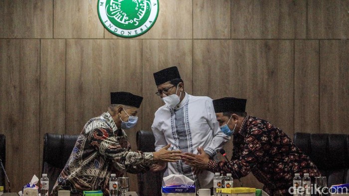 Pegawai KPK yang Tak Lolos TWK Mengadu ke MUI Perwakilan pegawai KPK yang tidak lolos Tes Wawasan Kebangsaan (TWK), Harun Al Rasyid (kanan) bersama Ketua MUI KH Abdullah Jaidi (kiri) dan KH Cholil Nafis (tengah) memberi keterangan pers di Gedung MUI Pusat, Jl Proklamasi, Jakarta, Kamis (3/6/2021) seusai pertemuan kedua belah pihak. Pegawai KPK yang tidak lolos TWK mengadukan sejumlah temuan terkait tes kebangsaan yang dinilai tidak selaras dengan kompetensi dan menjurus kepada isu SARA.